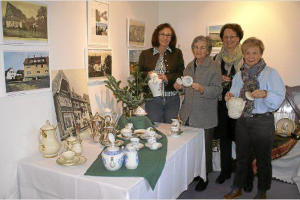 Sie freuen sich über die Ausstellung zu edlen Porzellanstücken (von links): Hannelore Kappler, sowie Karola Hauf, Margot Burckhardt und Elisabeth Aberger. Foto: Krokauer, Schwarzwälder Bote