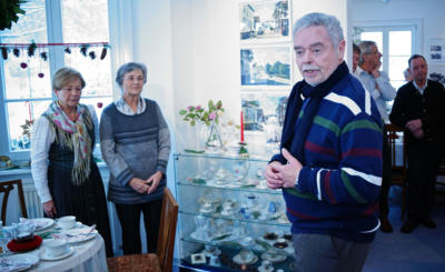 Dieter Wiedenmann eröffnete die Ausstellung "Porzellanschätze aus alter Zeit" und bedankte sich bei den Initiatorinnen Elisabeth Aberger (links) und Karola Hauf. Auf dem Bild fehlt Margot Burkhardt.