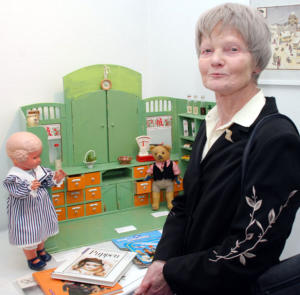 Marga Fader mit Buchauswahl zu Puppen