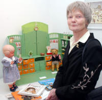 Marga Fader mit Buchauswahl zu Puppen
