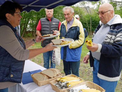 Monika Hinderer überreichte Horst Rentschler (rechts) und Erwin Maisenbacher den Schweinebraten mit Kartoffelsalat und Holzofenbrot, auch Fred Schröter freut sich auf sein Mittagessen. 