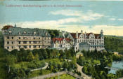 Das Bild zeigt das Sanatorium Schömberg S1 im Jahre 1914 (an gleicher Stelle wie das Luftkurhaus oben)  mit seinem ausgedehnten Park mit Wildgehege, Seeanlage und Wintergarten.