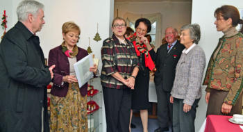 Dieter Wiedenmann, Elisabeth Aberger, Gabriele Vogel, Margot Burkhardt und Karola Hauf (von links) bei der Eröffnung der Weihnachtsausstellung. Rechts Bürgermeisterin Bettina Mettler.