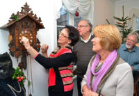 Margot Burkhardt zeigte ihrem Mann Peter, Margarete Zillinger und Albrecht Schnurr (von links) wie das mit dem Kuckkuck funktioniert.