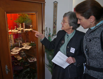 Interessiert verfolgt Bürgermeisterin Bettina Mettler (rechts) die Ausführungen von Karola Hauf.