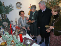 Von links: Margot Burkhardt und Karola Hauf führten Dieter Wiedenmann und Elisabeth Aberger durch die Ausstellung.