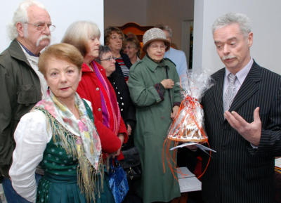 Dieter Wiedenmann (rechts), der 1. Vorsitzende des Heimat- und Geschichtsvereins, eröffnete die Ausstellung "Kinderträume von damals".