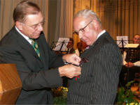 Landrat Hans-Werner Köblitz verleiht Karl-Heinz Bertsch das Bundesverdienstkreuz.