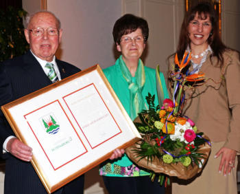 Aus der Hand von Bürgermeisterin Bettina Mettler erhielt Karl-Heinz Bertsch die Urkunde zum Ehrenbürgerrecht und seine Frau Renate einen Blumenstrauß.
