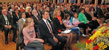 Aufmerksam hörten der neue Ehrenbürger Karl-Heinz Berstch und die vielen Gäste und Bürger die Grußworte der Ehrengäste.