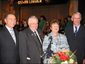 Ehepaar Linder, eingerahmt von Landrat Köblitz und Bürgermeister Vogel.