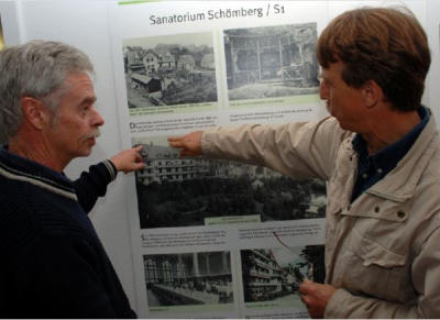 Martin Moser (rechts) erinnert sich noch an das 1. Schömberger Sanatorium, welches durch seinen Urgroßvater gegründet worden war.