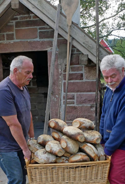 Thomas Hinderer (links) hatte schon am Samstag die Brote gebacken, unterstützt von Dieter Wiedenmann. Die Brote standen auch zum Verkauf. 