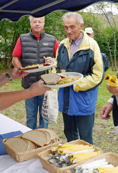 Monika Hinderer überreichte Horst Rentschler (rechts) und Erwin Maisenbacher den Schweinebraten mit Kartoffelsalat und Holzofenbrot, auch Fred Schröter freut sich auf sein Mittagessen. 