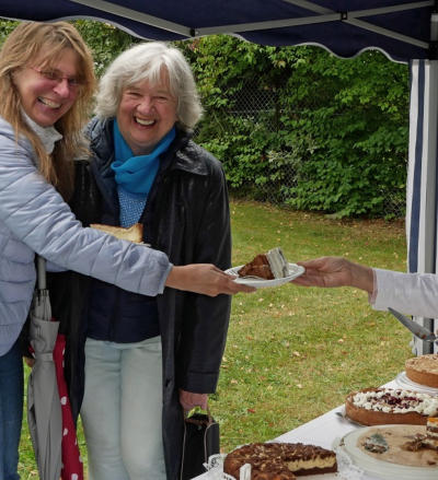 Gut gelaunt nehmen Manuela Liebig-Böhnke (links) und ihre Mutter Nadica Liebíg von Barbara Hoss ihren Kuchen entgegen. 