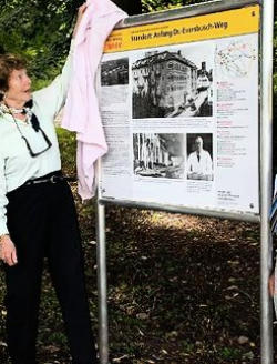 Enthüllten die Informationstafel am Beginn des Dr.-Eversbusch-Wegs (von links): Irmingard Härdtner, Gertrud Saile und Karl-Heinz-Bertsch.