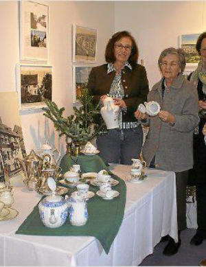 Sie freuen sich über die Ausstellung zu edlen Porzellanstücken (von links): Hannelore Kappler, sowie Karola Hauf, Margot Burckhardt und Elisabeth Aberger. Foto: Krokauer, Schwarzwälder Bote