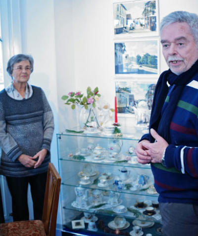 Dieter Wiedenmann eröffnete die Ausstellung "Porzellanschätze aus alter Zeit" und bedankte sich bei den Initiatorinnen Elisabeth Aberger (links) und Karola Hauf. Auf dem Bild fehlt Margot Burkhardt.