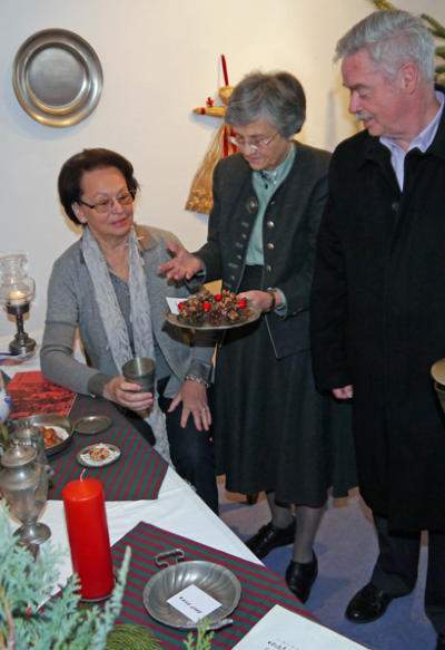 Von links: Margot Burkhardt und Karola Hauf führten Dieter Wiedenmann und Elisabeth Aberger durch die Ausstellung.