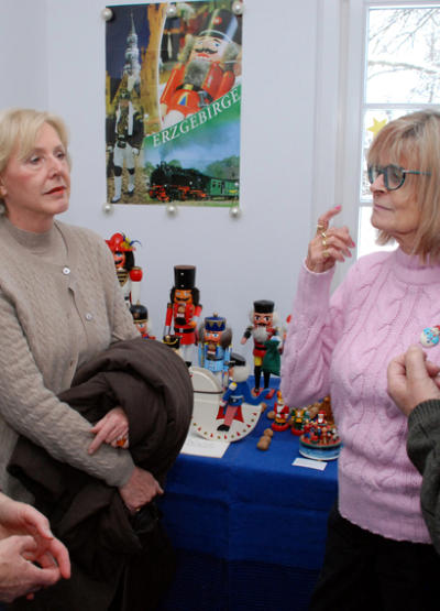 Jürgen und Rosemarie Pinnow (rechts) berichteten, wie sie zu ihrer Sammlung von Schnitzfiguren aus dem Erzgebirge kamen. 