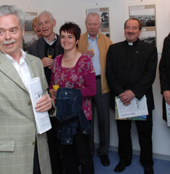 Freuten sich über das große Interesse an der Ausstellungseröffnung: Dieter Wiedenmann (vorne), Karl-Heinz Bertsch, Cornelia Lapeta und Pfarrer Andreas Frosztega (von rechts), sowie zahlreiche Besucher.
