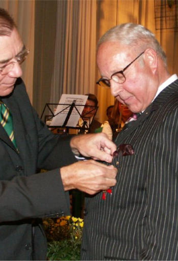 Landrat Hans-Werner Köblitz verleiht Karl-Heinz Bertsch das Bundesverdienstkreuz.