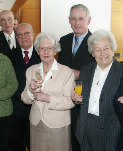 Die älteste Generation der Schröders beim Empfang im Rathaus (von rechts): Hans-Bernhard Schröder mit Frau Therese, Gerhard Vogel, Ilse Schröder, Karl-Heinz Bertsch, Dr. Heinz Schröder, Gabriele Freimüller und Karin Schröder