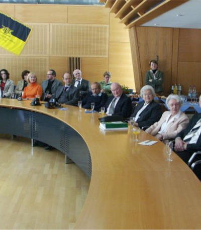 Ehrenvorsitzender Karl-Heinz Bertsch beschreibt Dr. Schröders Pionierleistung für die Tuberkulosebehandlung in Schömberg.