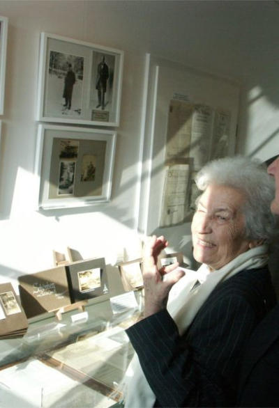 Hans-Bernhard Schröder und seine Frau Therese freuen sich über die ausführliche Darstellung des Wirkens von Georg Schröder in der Sonderausstellung.