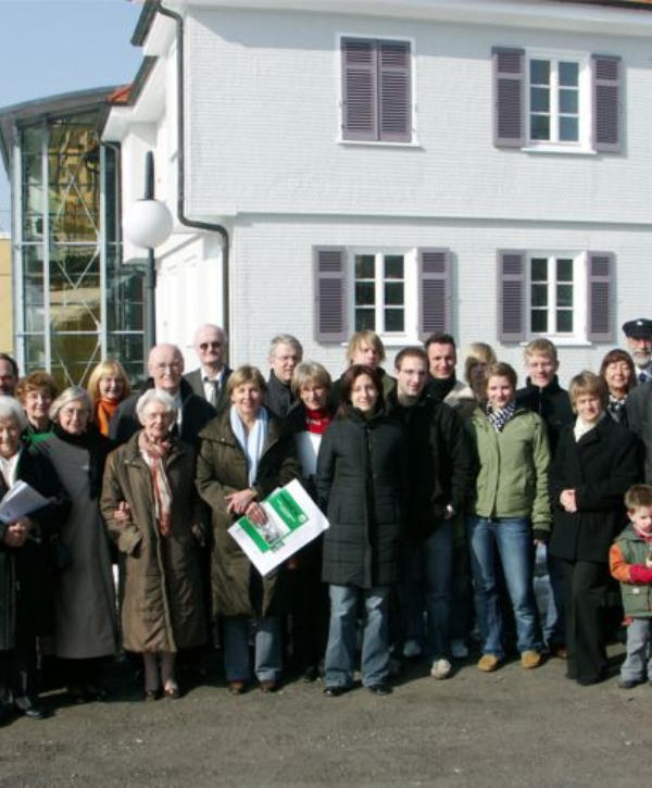 Gruppenfoto der Sippe Schröder vor dem Haus Bühler